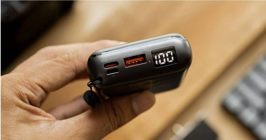 網友指出，到通訊門市回收舊行動電源可折現金200元。（示意圖／翻攝自pexels）