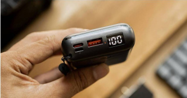 網友指出，到通訊門市回收舊行動電源可折現金200元。（示意圖／翻攝自pexels）