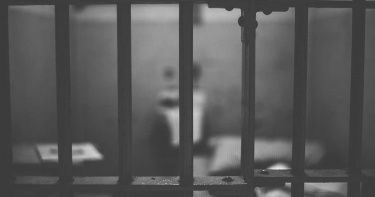 開庭露鳥亂抹屎尿想拖審判 星國性侵犯「24下鞭刑」照打不誤!