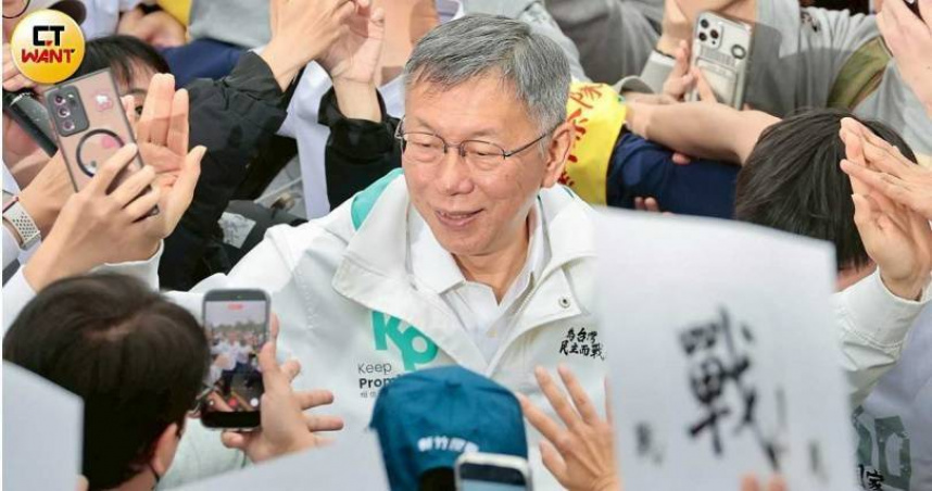 柯文哲勞動節赴新竹掃街，與民眾互動並發放康乃馨。（圖／黃耀徵攝）
