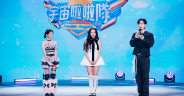 本集節目迎來出道總決賽前的最後一道關卡，殘酷「1對1決戰舞台」，莓莓（左起）、Lydia、MC銀赫。（圖／緯來提供）