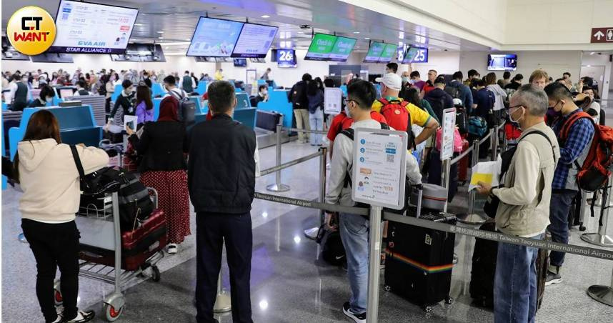 交通部航政司指出，出境旅客在機票中一併收取的「機場服務費」將進行分階段調整，費用將在未來數年內逐步上調。（示意圖／方萬民攝）