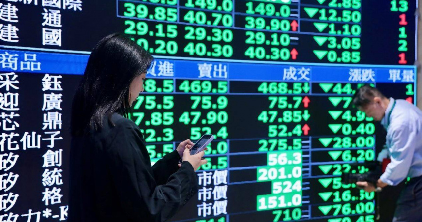 台股近期劇烈波動，今年初以來，已有不少敏感度高的投資人、高資產族悄悄將部分資金轉進房市避險。（圖／黃耀徵攝）