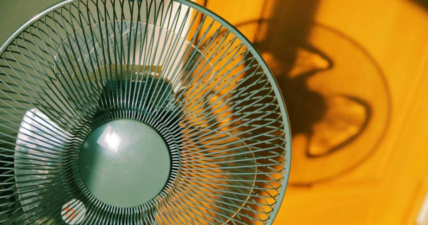 WHO表示，電風扇能有效降低室內溫度，但環境溫度超過40度時，吹電扇反而會越吹越熱。（示意圖／Photo AC）