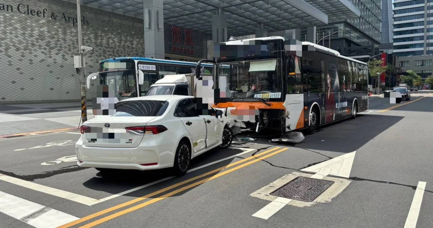 北市信義區小客車轉彎「失控衝對向」撞公車！車頭毀損　駕駛手腳擦挫傷
