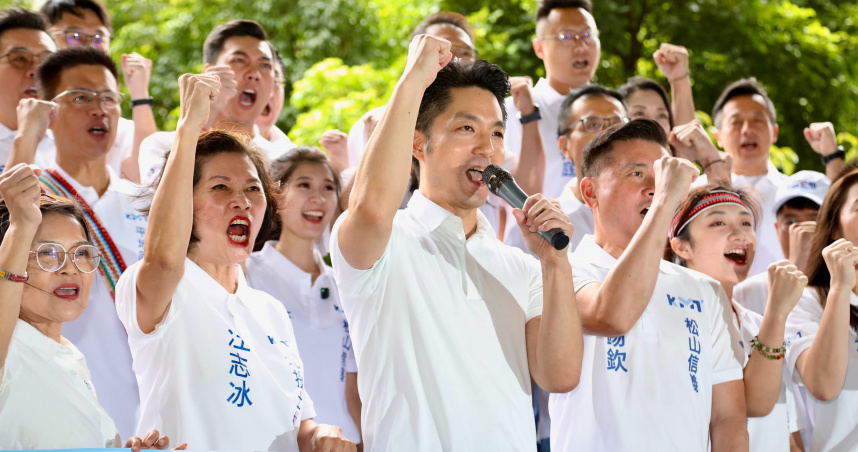 台北市長蔣萬安今日陪同議員參選人，前往台北市選委會登記。（圖／方萬民攝）