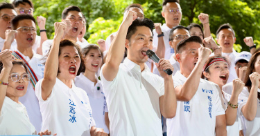 台北市長蔣萬安今日陪同議員參選人，前往台北市選委會登記。（圖／方萬民攝）