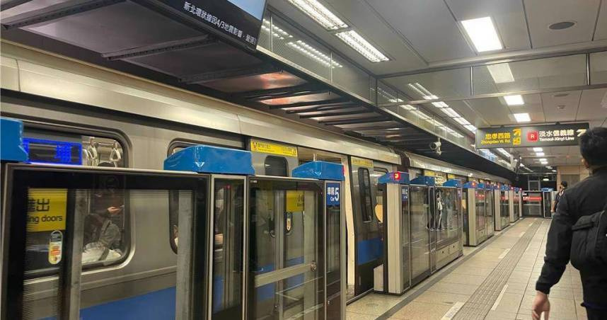 搭乘捷運時，不少乘客習慣站在車門兩側、靠著隔板休息。（示意圖／報系資料照）