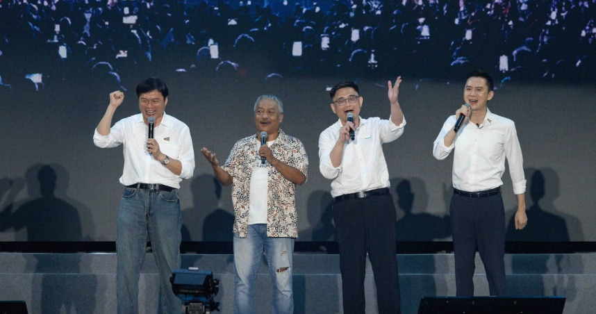 民進黨創黨40週年音樂會昨晚登場，賴瑞隆（右二）也上台開金嗓。（圖／賴瑞隆臉書）