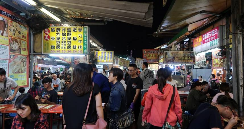 高雄瑞豐夜市部分區域出現大片閒置攤位，現場掛起出租布條，引發民眾關注。（示意圖／報系資料照）