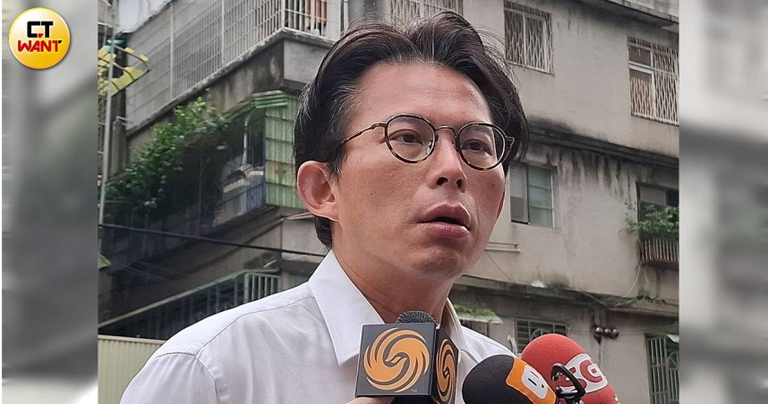 黃國昌不滿卓榮泰玩兩面手法，更怒批行政院態度就是「朕不想給的，你不能夠要」，強調台灣是民主憲政國家，絕對不是少數執政高層說了算。（圖／李俊賢攝）