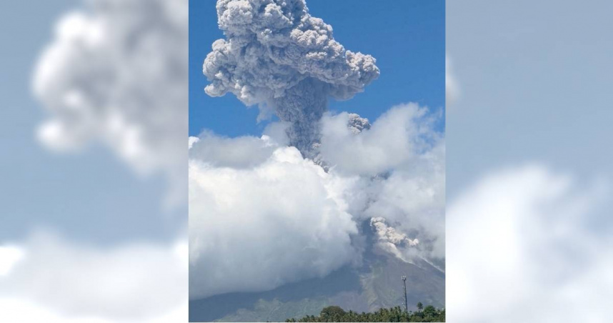 菲律賓馬榮火山（Mayon Volcano）10月30日發生中度爆發性噴發，針對火山口半徑6公里內的居民，當局建議撤離。（圖／達志／路透社）