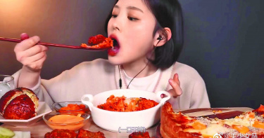吃播文化1/吃播暴食無奈 有人吃鮑魚人蔘過量流鼻血