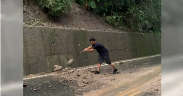 雨彈狂炸造成大落石擋路 男冒雨清除獲5千網友按讚