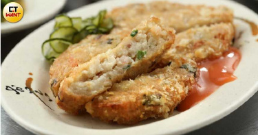 「金錢蝦餅」不同於泰式作法，而是包入豬油、荸薺、蝦仁等多樣食材。(50元/份)