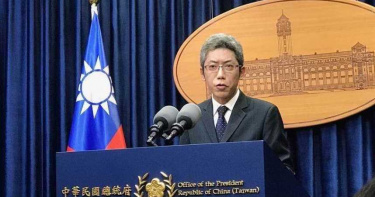 總統府發言人劈腿逼墮胎 局長室當砲房…要記者短裙網襪現身:像妓女一樣