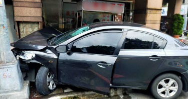 無照屁孩酒駕過彎失控 撞爛租賃車在路旁昏睡