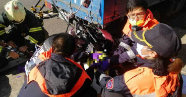 母騎車載2幼子3貼自撞貨車 釀2死1重傷慘劇