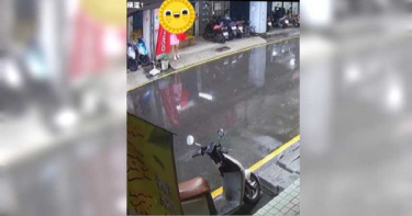 妻小「陽台放風沒戴口罩」遭路人嗆報警 男傻眼:妳也沒戴