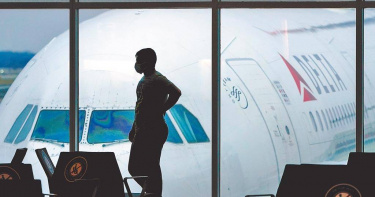 以色列宣布禁止所有外籍人士入境，為期14天，成為全球第一個因Omicron全面鎖國的國家，許多國家也紛紛收緊邊境管制，圖為一位戴著口罩的旅客正在等候登機。（圖／美聯社）