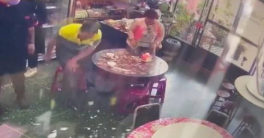 一名夫婦到餐廳用餐，不滿要被收20塊白飯錢，大聲咆哮摔盤子。（圖／翻攝爆料公社二社）