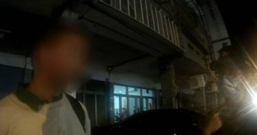 台中14歲少年跟隨繞境隊伍討食,員警了解後才知他身世可憐,目前尚年已被安置。(圖/翻攝畫面)