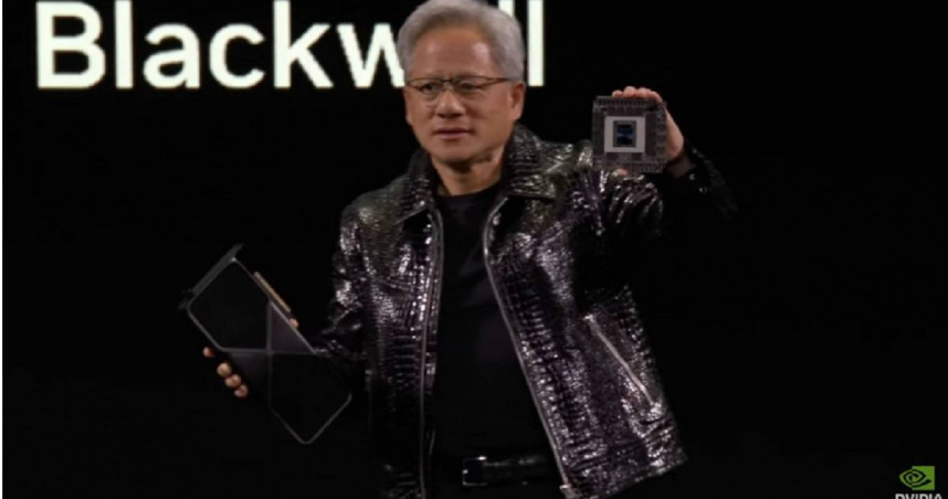 黃仁勳CES發表演說，稱Blackwell已全面投產。（圖／取自輝達官方YT）