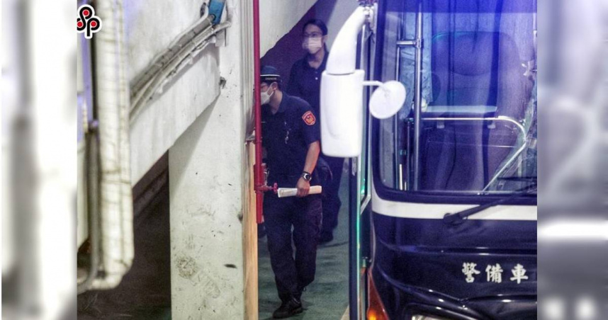 國民黨立委徐巧芯的大姑劉向婕（後）涉嫌洗錢2700萬，承審法官提訊劉向婕應訊。（圖／中時資料照片）