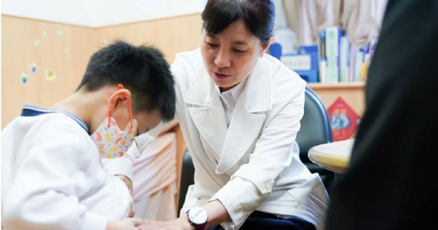 台北慈濟醫院兒科部醫師陳慧文提醒，過年期間若家中有嬰幼兒或國小學童，務必維持其規律生活，否則連日的不規律生活，可能導致孩子作息大亂、腸胃不適，進而影響日常狀態。（圖／台北慈濟醫院提供）