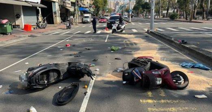 高雄鼎山街發生2輛機車碰撞事故，造成雙方皆噴飛重摔，不僅坐墊解體物品也散落滿地。（圖／翻攝畫面）