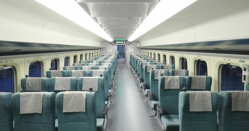 高鐵車廂內有兩位阿嬤大聊特聊，被阿公斥責，實情曝光後，令阿公頓時語塞。（示意圖／報系資料照）