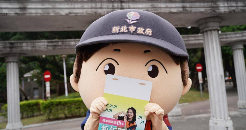 創意擋泥板未來將隨著公務機車穿梭於街頭巷弄推廣環保理念，展現清潔隊員守護城市的理念。（圖／環保局提供）