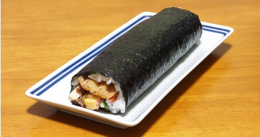 今（3日）是24節氣中的「立春」，象徵著新一年春天的開始，在立春這天，日本民眾會吃「惠方卷」開運，不過食用時需朝「惠方」吉位默念自己的願望，且要安安靜靜地吃完一整條沒有切過的惠方卷，才能讓好運連綿不斷。（圖／翻攝自維基百科）