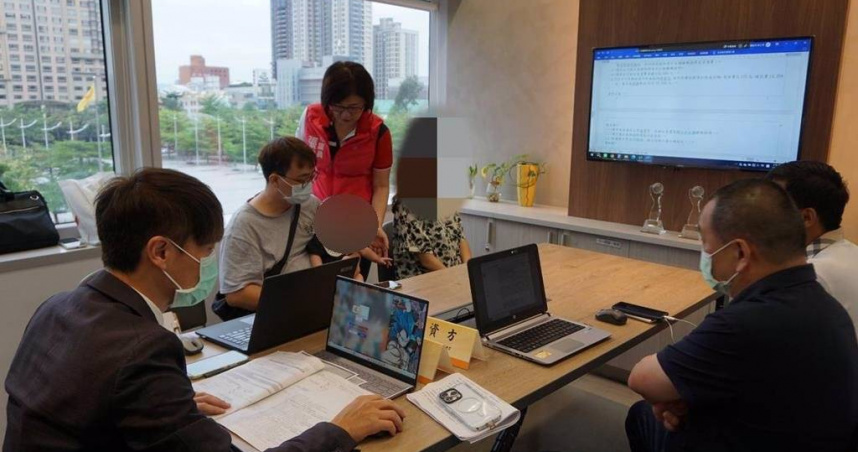 捷順交通2023年底傳出財務困難，遭積欠薪資的員工向市議員張芬郁陳情。（圖／張芬郁提供）