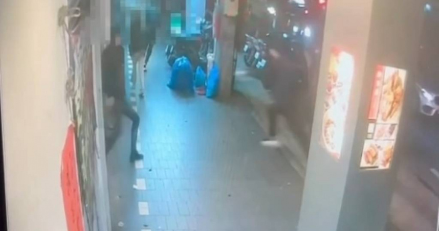 北市信義分局員警日前鎖定竹聯幫份子涉案，並在用餐期間意外發現毒販現身，當即衝上去逮人。（圖／翻攝畫面）