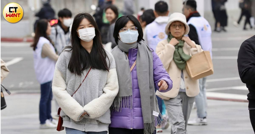 由於擴散條件差，今天中部以北及高屏地區空氣品質不佳，提醒民眾外出記得配戴口罩。（圖／方萬民攝）