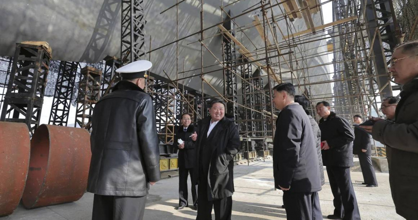 北韓領導人金正恩正在參觀建造軍艦的造船廠。 （圖／美聯社／達志）