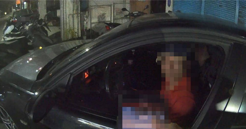 陳姓男子25日凌晨開贓車上路，在汐止樟樹二路被員警發現，並遭壓制逮捕。（圖／翻攝畫面）