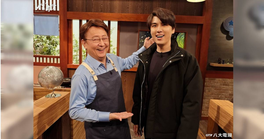 百萬網紅「志祺七七」張志祺（右）登上《大雲時堂》接受主持人李四端訪問，大方暢談自己整形、減重後的新塑形象。（圖／八大提供）