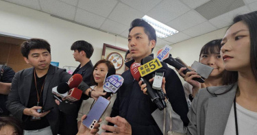 蔣萬安表示，受到美國高關稅影響，目前北市受衝擊產業評估約2800家，總營業額約9200億元，約佔北市整體營業額5％。（圖／中國時報謝佳君攝）