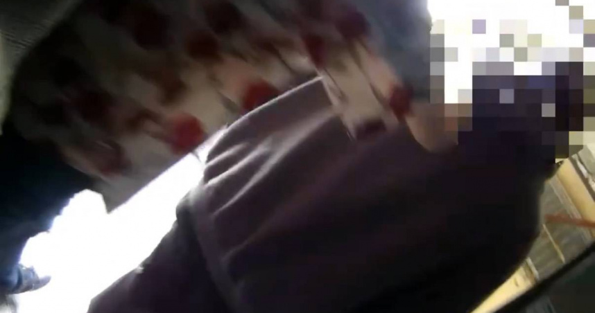 Gambler（右）涉犯毒品案，在住家被警方逮捕帶返警局。（圖/翻攝畫面）