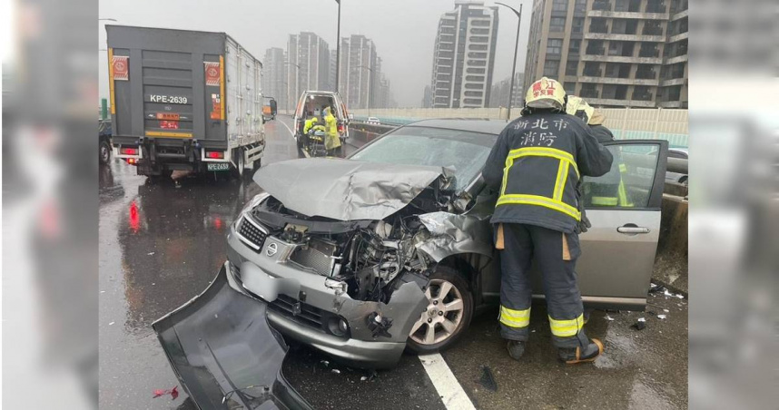 砂石車台64線失控猛撞2車。（圖／翻攝畫面）