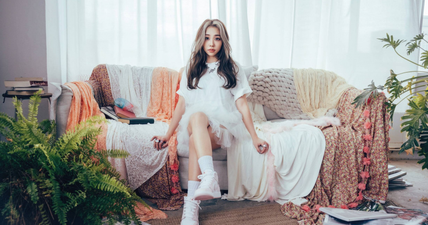 艾薇推出第三張個人專輯《當大人》，同時宣布5月將舉辦兩場個唱。（圖／環球音樂提供）