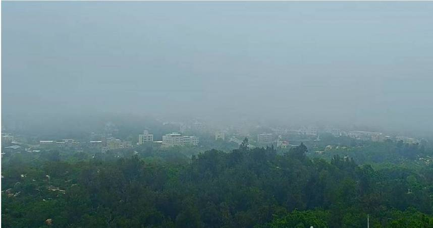 金門19日開始遭濃霧壟罩，海空交通一度停擺。(圖／擷取自金門134高地即時影像)