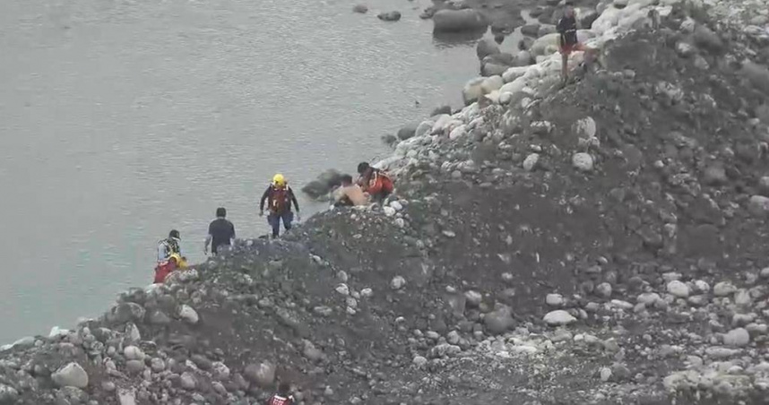 台中市消防局在落水點附近找到盧姓釣客，立即實施CPR急救。（圖／民眾提供）