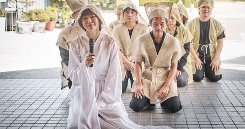 陳又瑄在片中飾演從事喪禮「孝女白琴」的「子嫣」。（圖／公視提供）