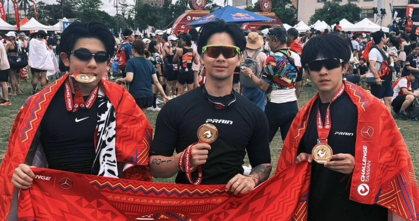 PIZZALI（左起）、高爾宣、林可綸首次挑戰在台東舉辦的2025 Challenge Taiwan 國際鐵人三項賽的標準賽接力組項目，順利完賽拿下獎牌。（圖／龍大謝音樂提供）