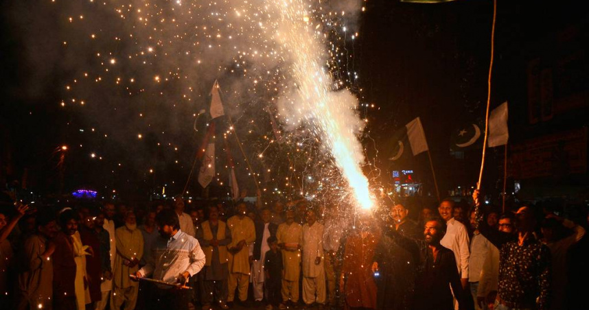 巴基斯坦海德拉巴民眾釋放煙火慶祝印巴達成停火協議。（圖／達志／美聯社）
