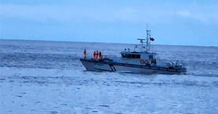 陳姓釣客下海救援溺水男童，雙雙遭大浪捲走，海巡艇持續於海面搜尋。（圖／民眾提供）