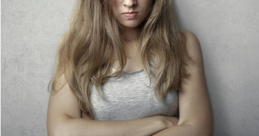 女網友表示，爸爸未事先通知就擅自帶男客人到她家，還反過來罵她「小題大作、不體諒」。（示意圖／翻攝自pexels）